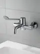 Thermostatarmatur von Ideal Standard mit einem schlichten chromfarbenen Design, montiert an einer Wand und ausgestattet mit einem langen Hebel zur Temperaturregulierung.